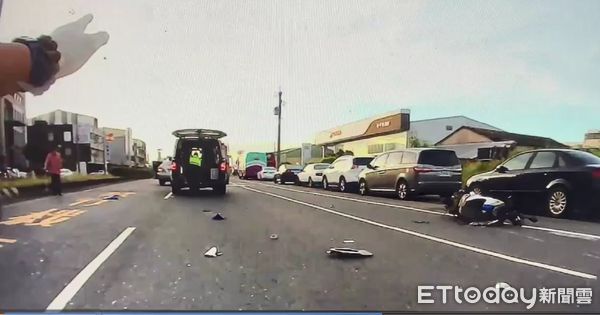 ▲▼ 嘉義朴子大慷榔騎士未兩段式待轉遭同向汽車撞上 。（圖／記者翁伊森翻攝）