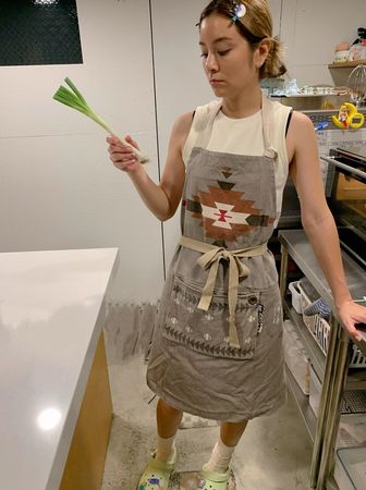 ▲▼莎莎圍裙研發蔥麵包，男友說像某個日本明星。（圖／翻攝自臉書）
