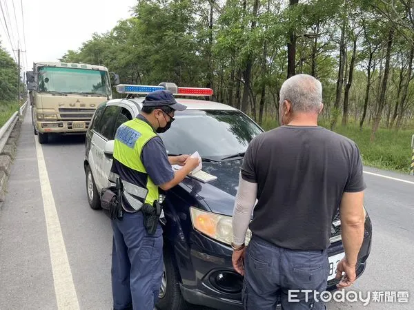 ▲潮州警方加強砂石車等大型車輛違規取締            。（圖／記者陳崑福翻攝）