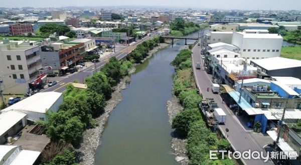 ▲▼斥資13億元 打通彰北快捷道路最後一哩路 視察洋仔厝堤岸道路第二標南北岸工程 115年6月全線通車             。（圖／彰化縣政府提供）