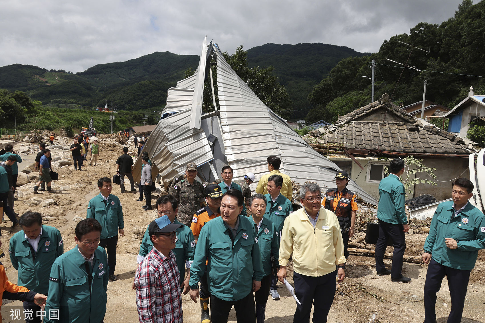 ▲▼南韓總統尹錫悅17日視察慶尚北道醴泉郡甘泉面閥方里土石流重災區。（圖／CFP）