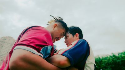 嘻哈男星認了在擎天岡「壞壞」! 男男激烈碰撞點燃情愫