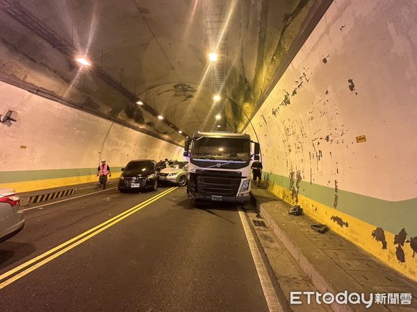 ▲▼花蓮「跳浪隧道」車禍！砂石車追撞自小客　6車連環撞釀3傷。（圖／記者王兆麟翻攝）