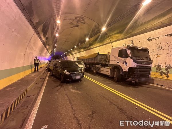 ▲▼花蓮「跳浪隧道」車禍！砂石車追撞自小客　6車連環撞釀3傷。（圖／記者王兆麟翻攝）