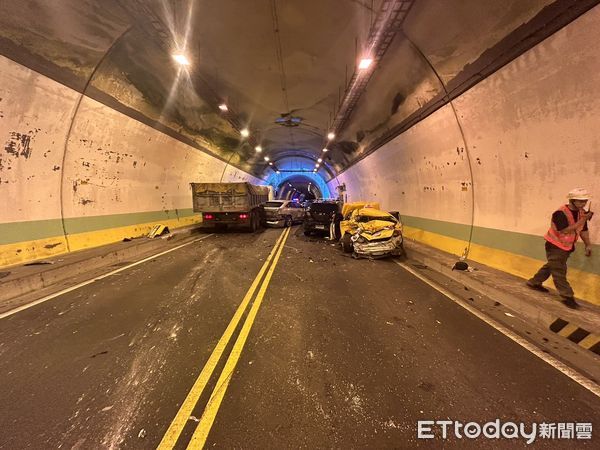 ▲▼花蓮「跳浪隧道」車禍！砂石車追撞自小客　6車連環撞釀3傷。（圖／記者王兆麟翻攝）