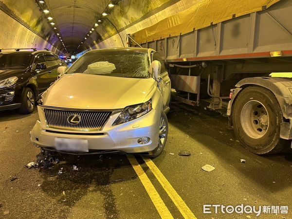 ▲▼花蓮「跳浪隧道」車禍！砂石車追撞自小客　6車連環撞釀3傷。（圖／記者王兆麟翻攝）