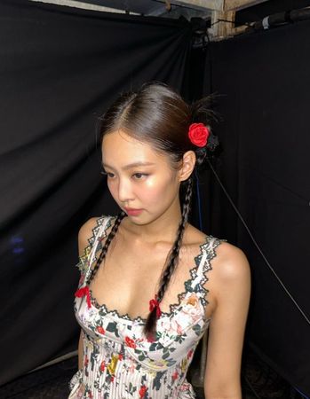 ▲Jennie日前登上杜娃黎波的節目。（圖／翻攝自BLACKPINK官方臉書）