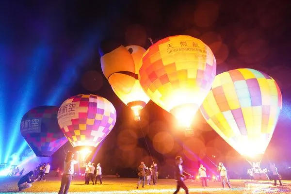 ▲▼礁溪熱氣球光雕秀。（圖／翻攝自礁溪鄉公所臉書專頁）