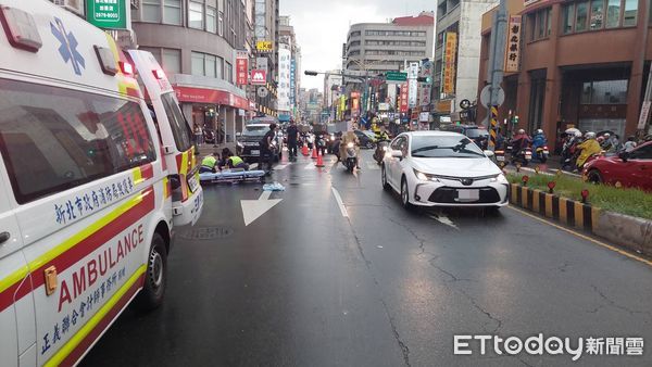 ▲▼機車騎士被迴轉小客車嚇到轉倒，騎士頭部重創不治             。（圖／記者陳以昇翻攝）