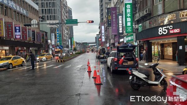 ▲▼機車騎士被迴轉小客車嚇到轉倒，騎士頭部重創不治             。（圖／記者陳以昇翻攝）