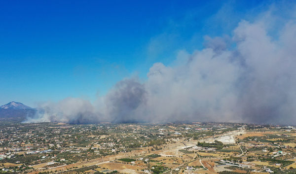 ▲▼希臘度假勝地路特奇（Loutraki）附近發生野火，火勢蔓延危及度假小鎮。（圖／路透）