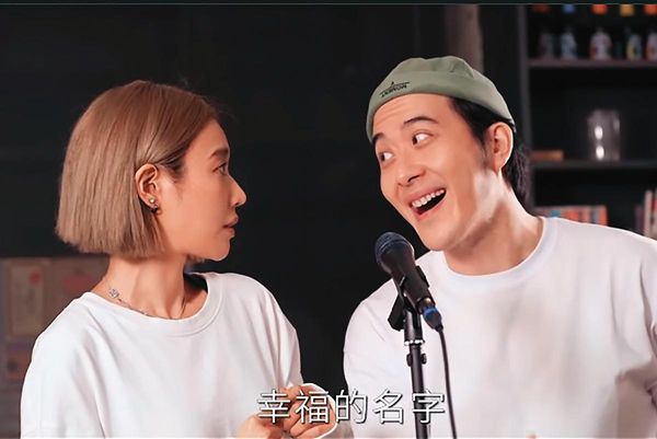 今年5月，方宥心（左）和王為（右）再度合作音樂劇《隔壁親家》。（翻攝自王為臉書）