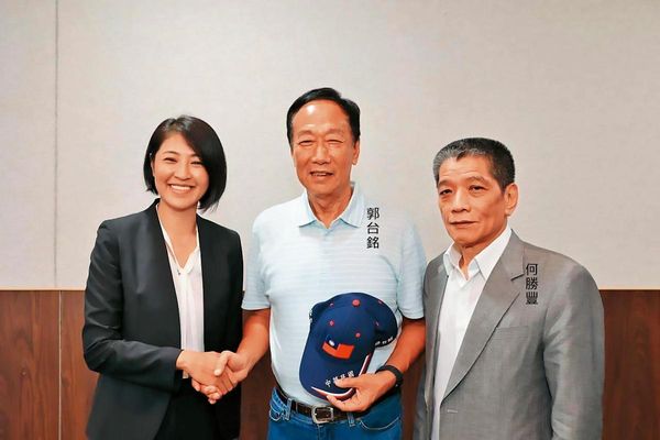 坐擁地方組織動員實力的南投縣議長何勝豐，在侯友宜獲得國民黨徵召當天，旋即發表退黨聲明，如今堅定挺郭台銘。（翻攝郭台銘臉書）