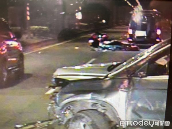 ▲台南市南區濱南路發生多車追撞，造成3男3女共6人受傷，無人受困，台南市消防局出動4部救護車前往，分送永康奇美醫院及成大醫院救治。（圖／民眾提供，下同）