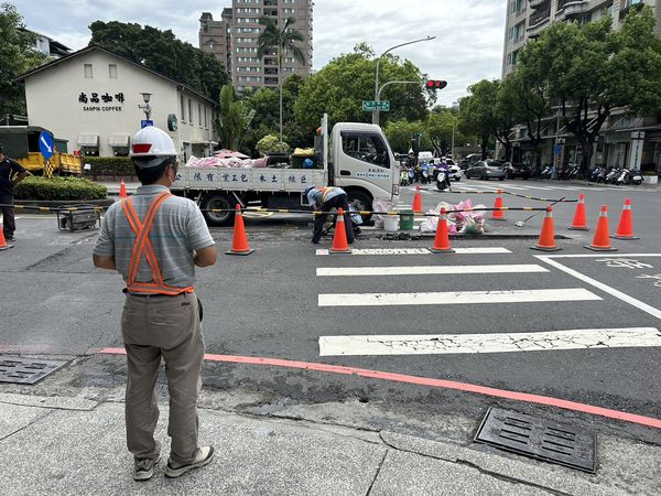 ▲▼身障者過馬路「輪椅卡坑洞」整個人噴飛重摔，網怒：高雄爛路一堆。（圖／記者賴文萱翻攝）