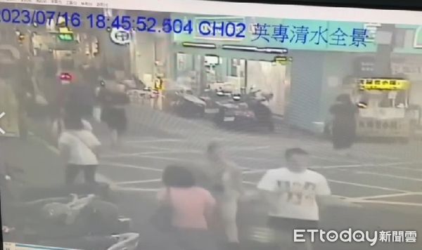 ▲▼劣男欺負瘖啞人，當街搶走瘖啞人的彩券            。（圖／記者戴上容翻攝）