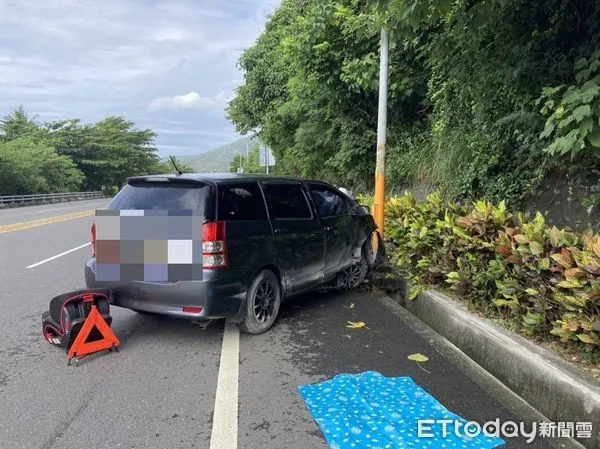 ▲林女駕駛自小客車，自撞燈桿。（圖／記者楊漢聲翻攝）