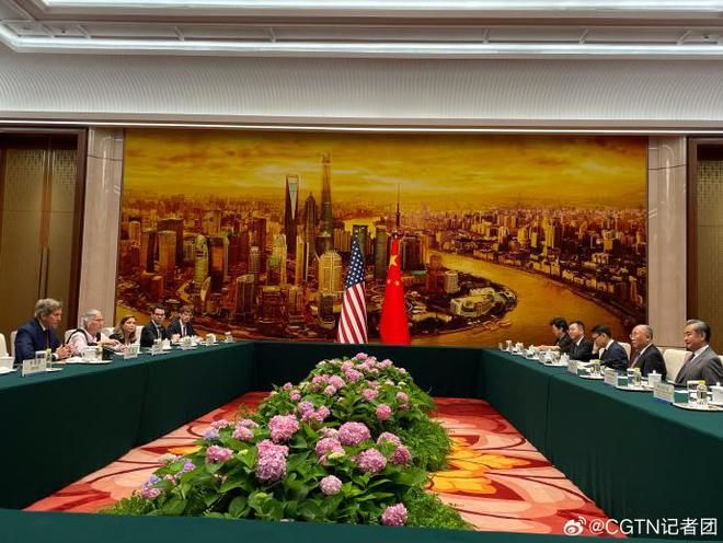 ▲中共中央外事辦主任王毅與美國氣候特使凱瑞（John Kerry）會面。（圖／翻攝CGTN）