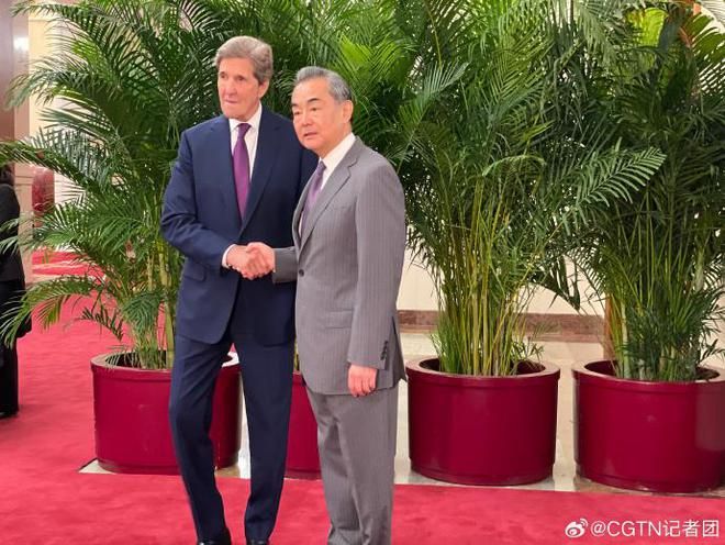 ▲中共中央外事辦主任王毅與美國氣候特使凱瑞（John Kerry）會面。（圖／翻攝CGTN）
