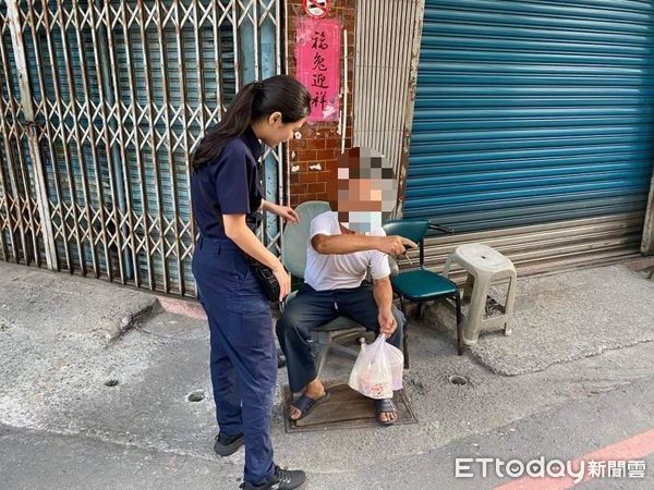 東港警分局東濱派出所警員吳享諾載吳男返家，找到機車。(圖／記者陳崑福翻攝)