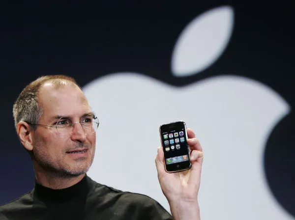 ▲▼蘋果公司聯合創辦人賈伯斯（Steve Jobs）於2007年發表第一代iPhone手機。（圖／達志影像／美聯社）