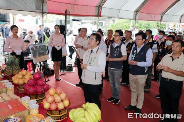 ▲台南市左鎮區南171線民生橋，因橋面過低每逢大雨菜寮溪淹水阻斷通行，經市府爭取中央補助加上配合款進行改建，開工動土儀式由市長黃偉哲主持。（圖／記者林悅翻攝，下同）