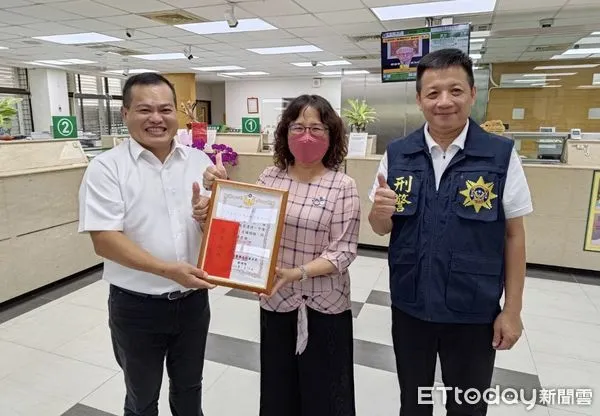 ▲枋寮警分局長郭譯隆頒感謝狀給機警行員             。（圖／記者陳崑福翻攝）