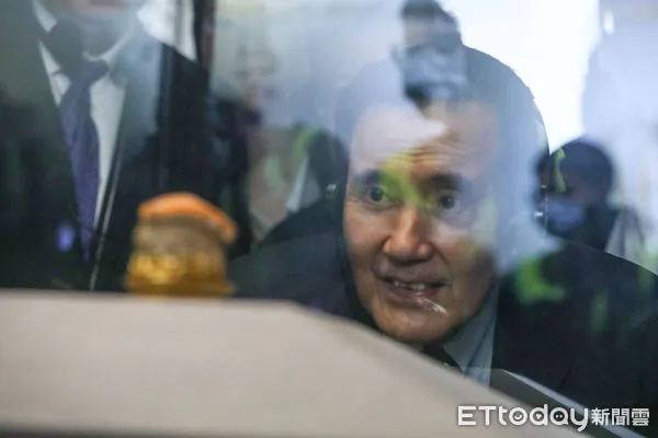 ▲前總統馬英九偕陸生訪台團代表丁寧等人參訪故宮博物院。（圖／記者林敬旻攝）