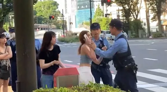 傳中國辣妹群在東京街頭暴走，對警察瘋狂拳打腳踢！嚇壞日本網友。（翻自推特）