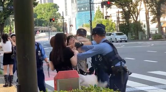 這群辣妹在新宿街頭對警方拳打腳踢。（翻自推特）