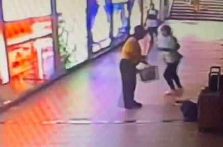 ▲楊姓女子指控在台南火車站地下道，遭1名穿黃衣的長者持枴杖打傷，並持驗傷單向市警一分局提出傷害告訴。（圖／民眾提供，下同）