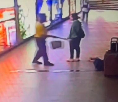 ▲楊姓女子指控在台南火車站地下道，遭1名穿黃衣的長者持枴杖打傷，並持驗傷單向市警一分局提出傷害告訴。（圖／民眾提供，下同）
