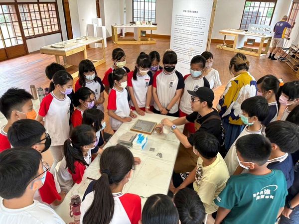 ▲東門國民小學學生體驗「麥漆接著體驗」推廣活動。（圖／新竹市政府提供）