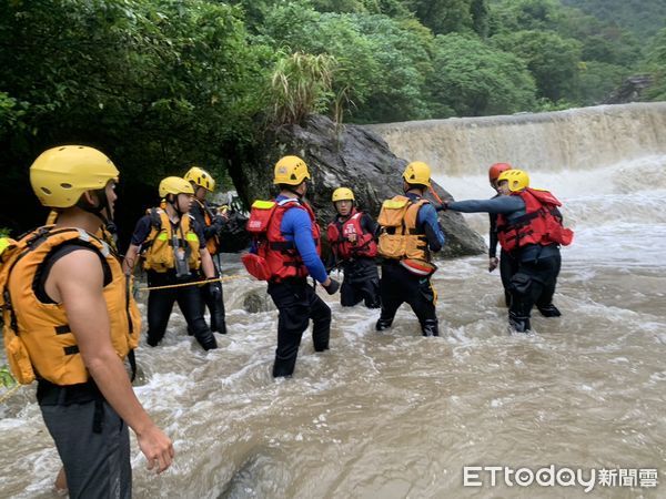 ▲▼12人的溯溪團中有7人受困暴漲溪水，所幸警消出動救援，平安護送下山。（圖／花蓮消防局提供，下同）