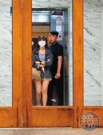 7/11 23：13，離開休息的旅館後，陳紫渝跟男友搭電梯下樓準備離開。