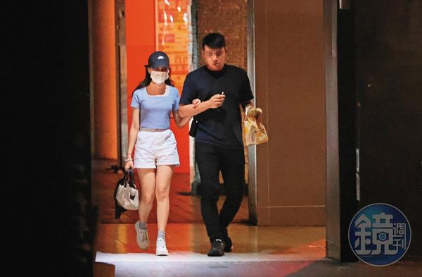 7/11 23：58，「最美里長」陳紫渝今年初還稱自己單身，如今有了心上人勾手談戀愛。