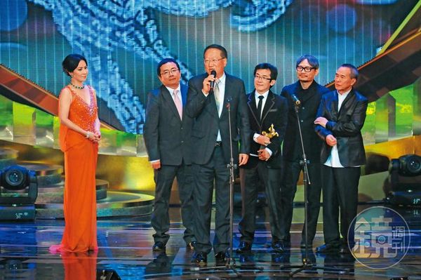 中影董事長郭台強（右4）與魏德聖（右3）出席2011年48屆金馬獎共享榮耀，如今鬧翻。