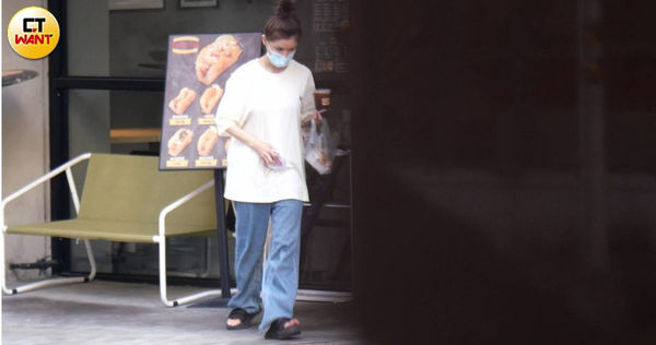 7月6日下午5點半，一身輕便衣裝的蔡卓宜走出王大陸位於台北市信義區的舊家，在附近的美式餐廳買餐。（圖／本刊攝影組）