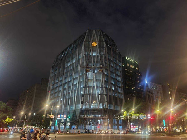 上海商銀總行新大樓LOGO於6月點燈測試風貌。（圖／上海商銀提供）