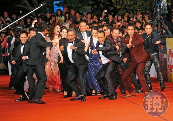 《賽德克．巴萊》金主郭台強夫婦與演員群於2011年一起走金馬獎紅毯。