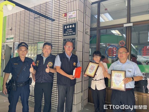 ▲里港警分局長何明祥率領偵查隊長陳忠義到金融機構頒獎勵金致謝            。（圖／記者陳崑福翻攝）