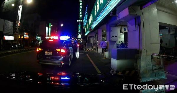 ▲在台南市警六分局警車鳴笛開道下，協助孕婦乘坐的計程車在7分鐘快速到達郭綜合醫院順利就醫生產，母子均安。（圖／記者林悅翻攝，下同）