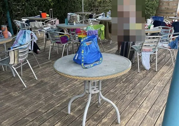 ▲他將包包放休息區佔位，才換個衣服就被拿走了。（圖／翻攝自爆料公社公開版）