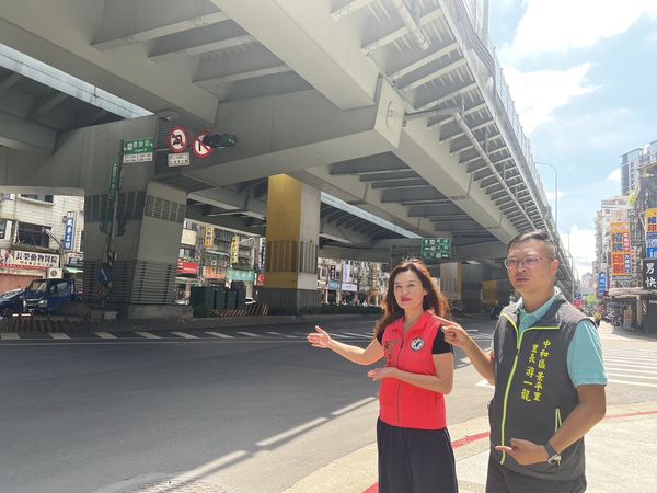 ▲▼民進黨新北市議員張嘉玲會勘中和路口交通狀況。（圖／張嘉玲辦公室提供）