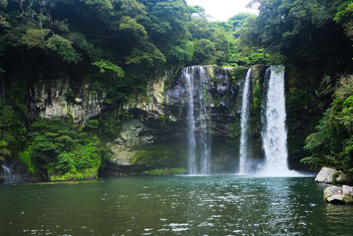 ▲▼韓國,濟州,城山日出峰,梨湖海水浴場,天帝淵瀑布,黑毛豬烤肉,德威航空。（圖／業者提供）