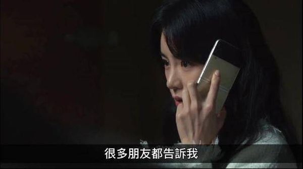 ▲大熱韓劇黑暗榮耀中的角色也使用摺疊機。（圖／Netflix）