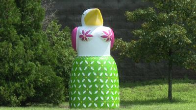 女版海鷗雕塑「比基尼、草裙」被批性暗示　藝術家無奈：只是普通海鷗