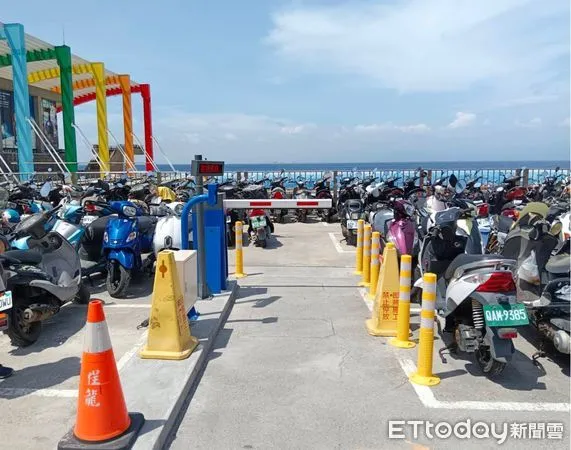 ▲小琉球白沙與琉球新候船室停車場，8月1日起實施停車收費             。（圖／記者陳崑福翻攝）