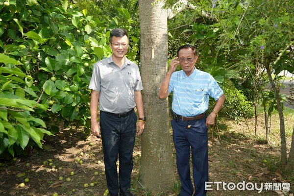 ▲南投市民簡輝茂無私奉獻照顧公園花木20年，市長張嘉哲親頒榮譽市民證書。（圖／南投市公所提供）