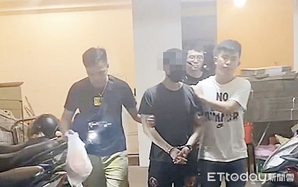 ▲中壢警方昨晚與吳姓男子僵持3小時後順利拘捕到案，並移送桃檢偵辦。（圖／記者沈繼昌翻攝）